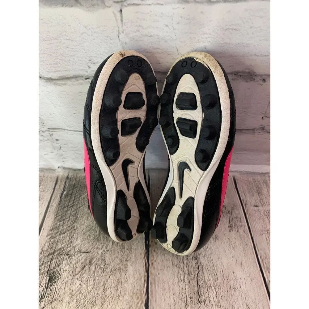 NIKE Girl's Black/Pink Soccer Cleats / Size: 10C
